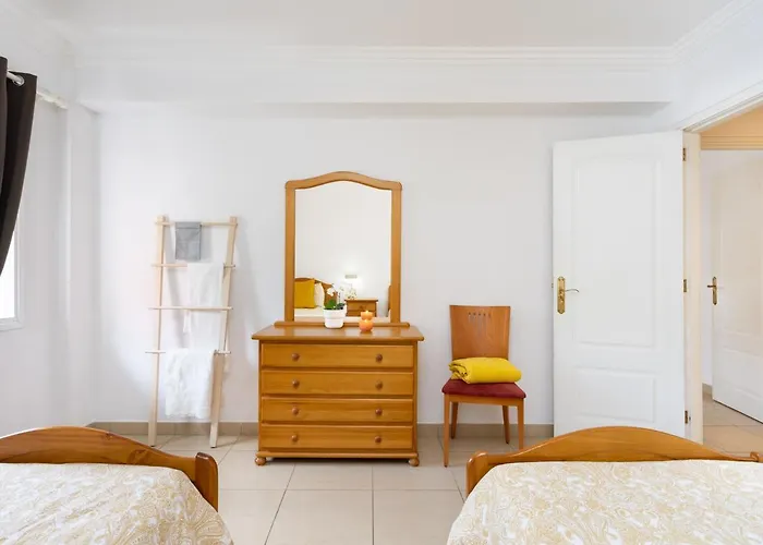 Live Los Cristianos Los Playeros Close To The Beach